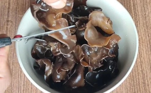 Clean and Prepare the Black Fungus
